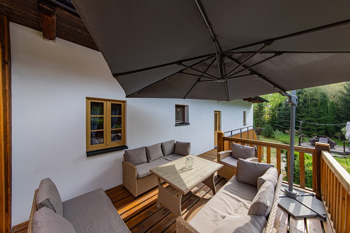 Chalupa Pust&eacute; Žibřidovice &ndash; pergola i parasol