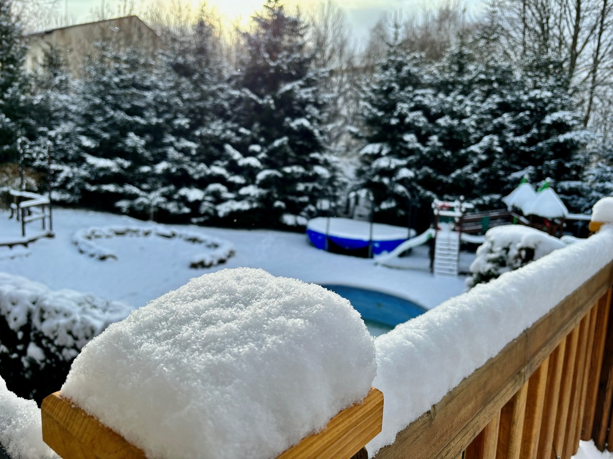 Chalupa Pust&eacute; Žibřidovice &ndash; pergola zimą