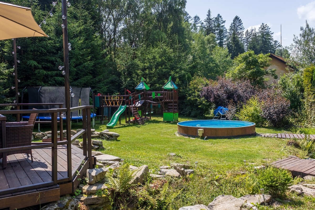 Chalupa Pust&eacute; Žibřidovice &ndash; plac zabaw, basen i trampolina