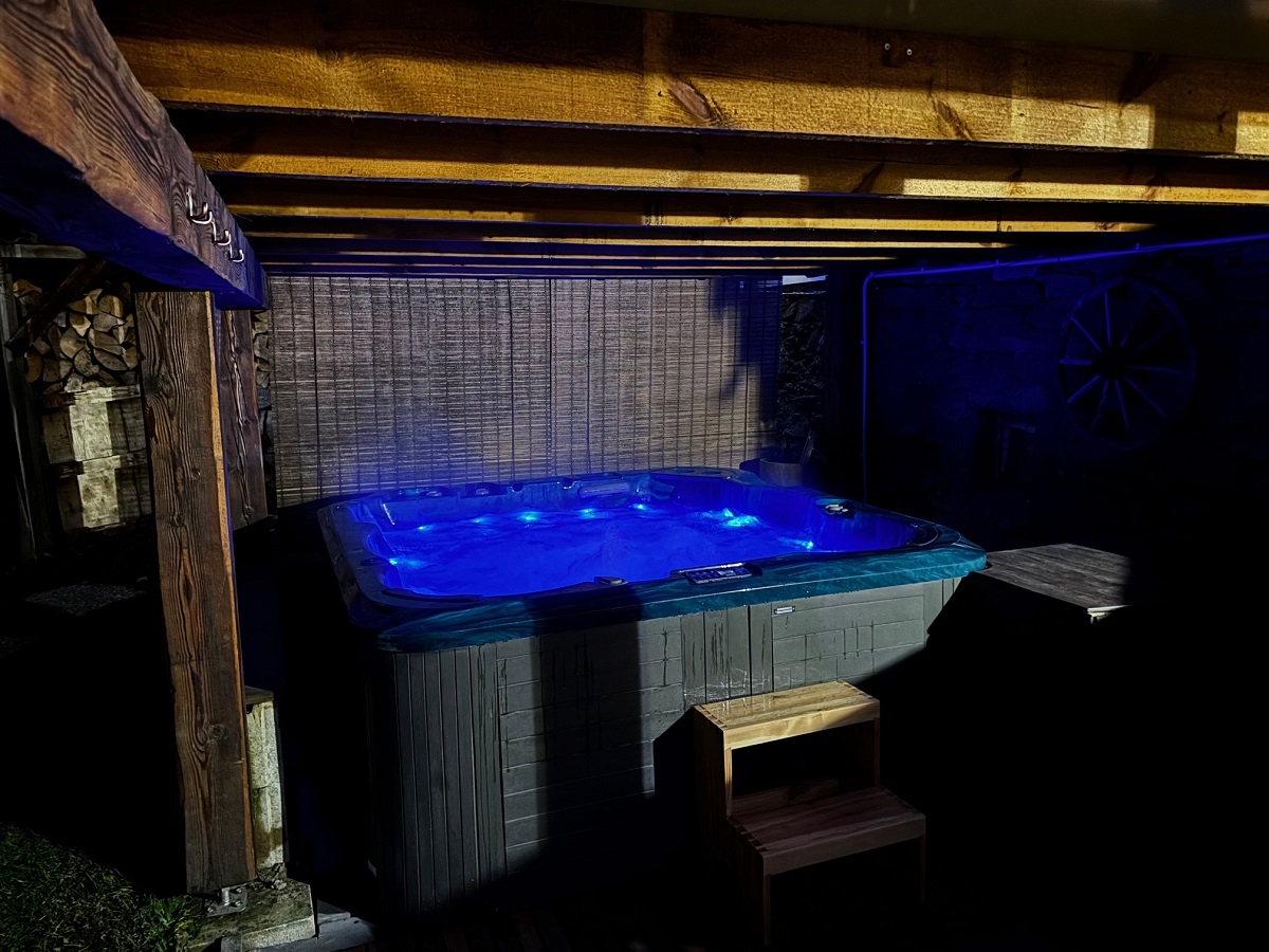 Chalupa Pust&eacute; Žibřidovice &ndash; jacuzzi wieczorem