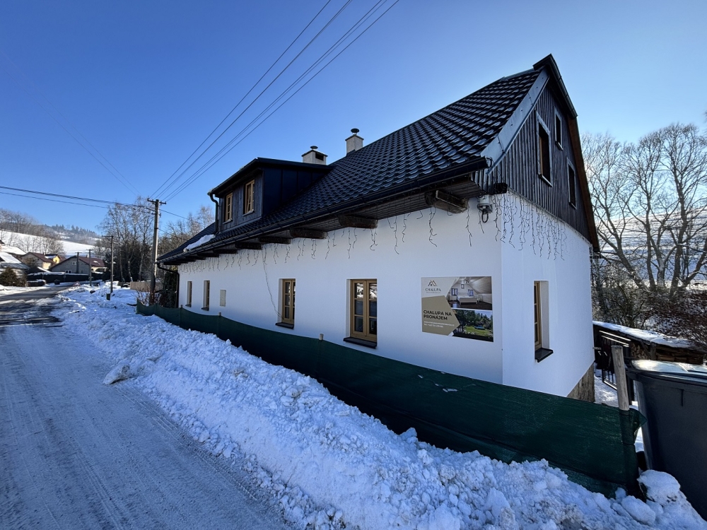 Chalupa Pust&eacute; Žibřidovice &ndash; widok od ulicy zimą