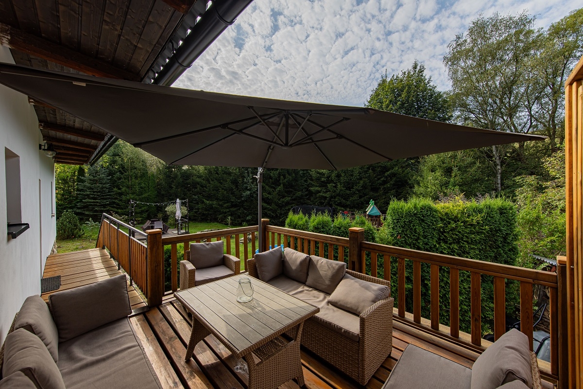 Chalupa Pust&eacute; Žibřidovice &ndash; miejsce do siedzenia i parasol
