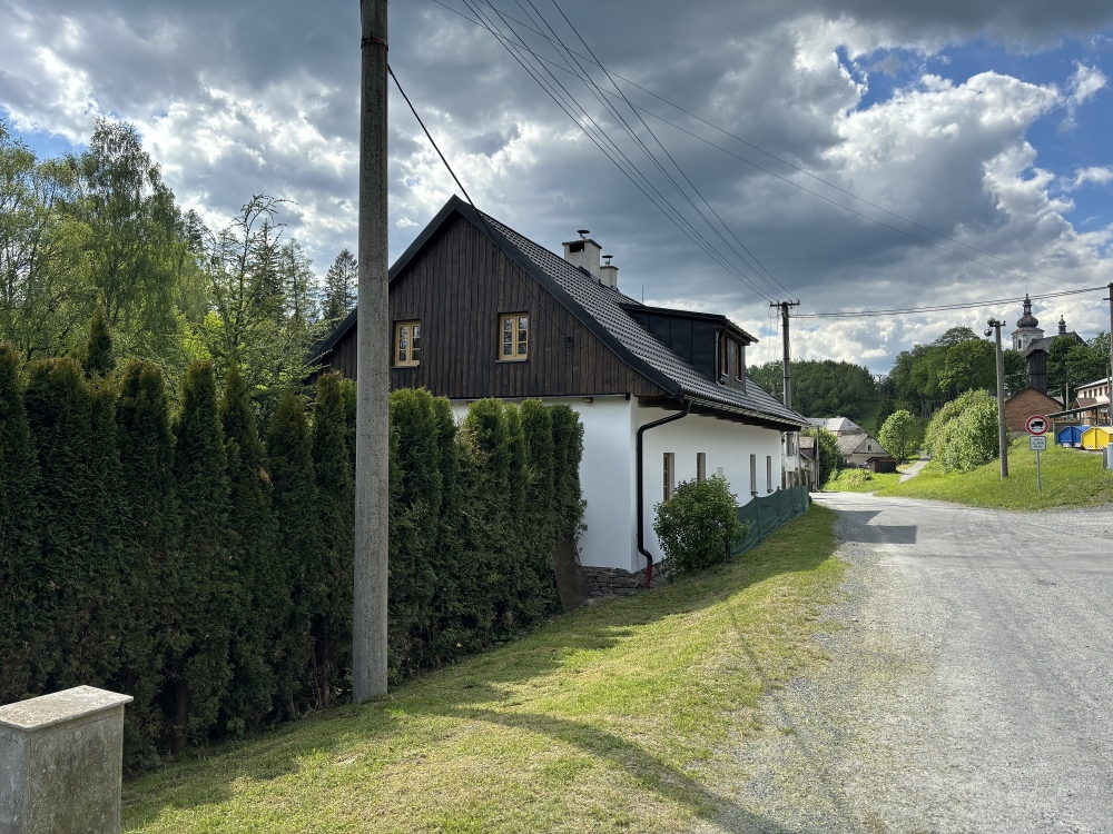 Chalupa Pust&eacute; Žibřidovice &ndash; widok od ulicy