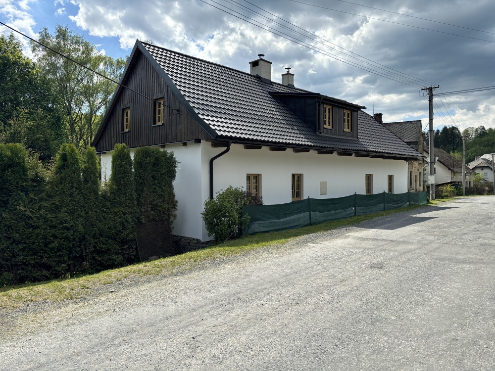 Chalupa Pust&eacute; Žibřidovice &ndash; widok od ulicy